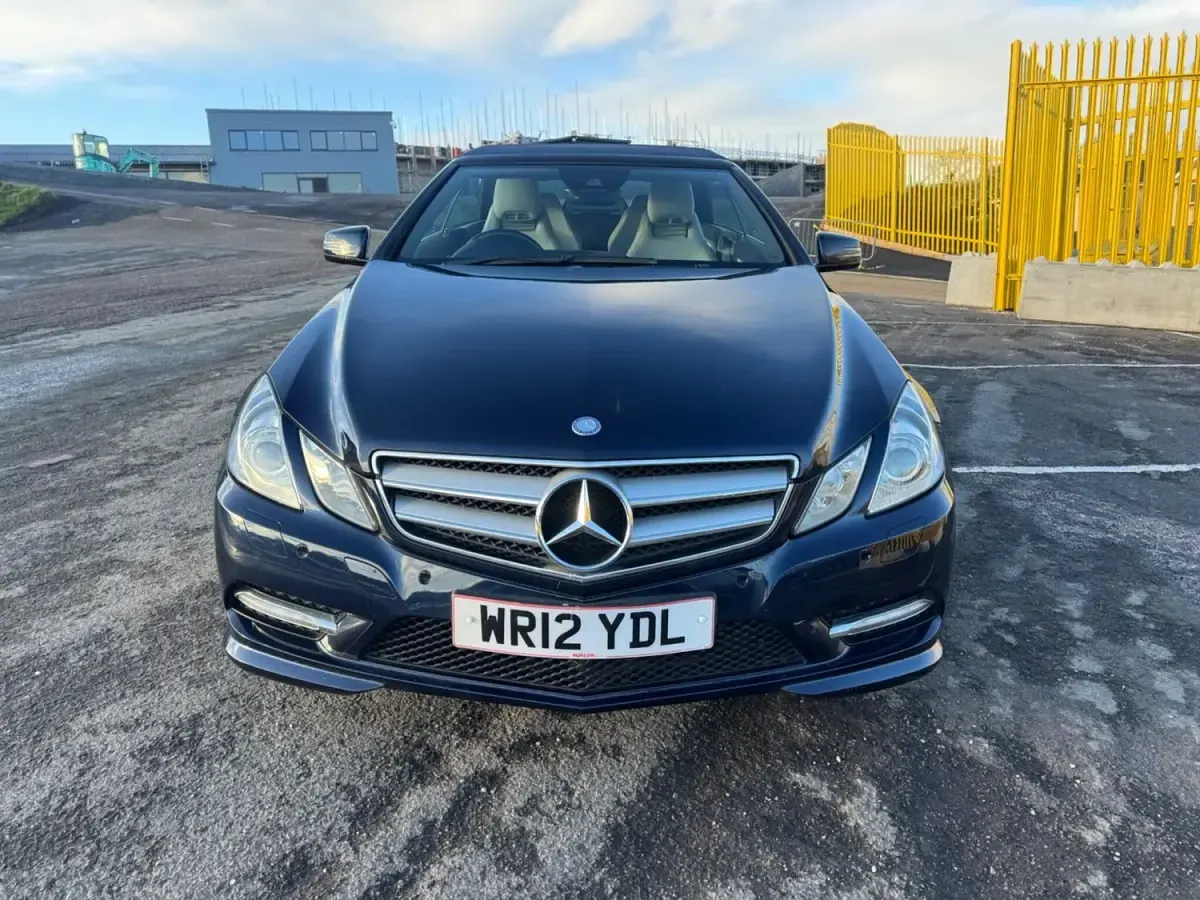 Usado Mercedes E350 265 HP (194 kW) 2012 Azul Cabrios