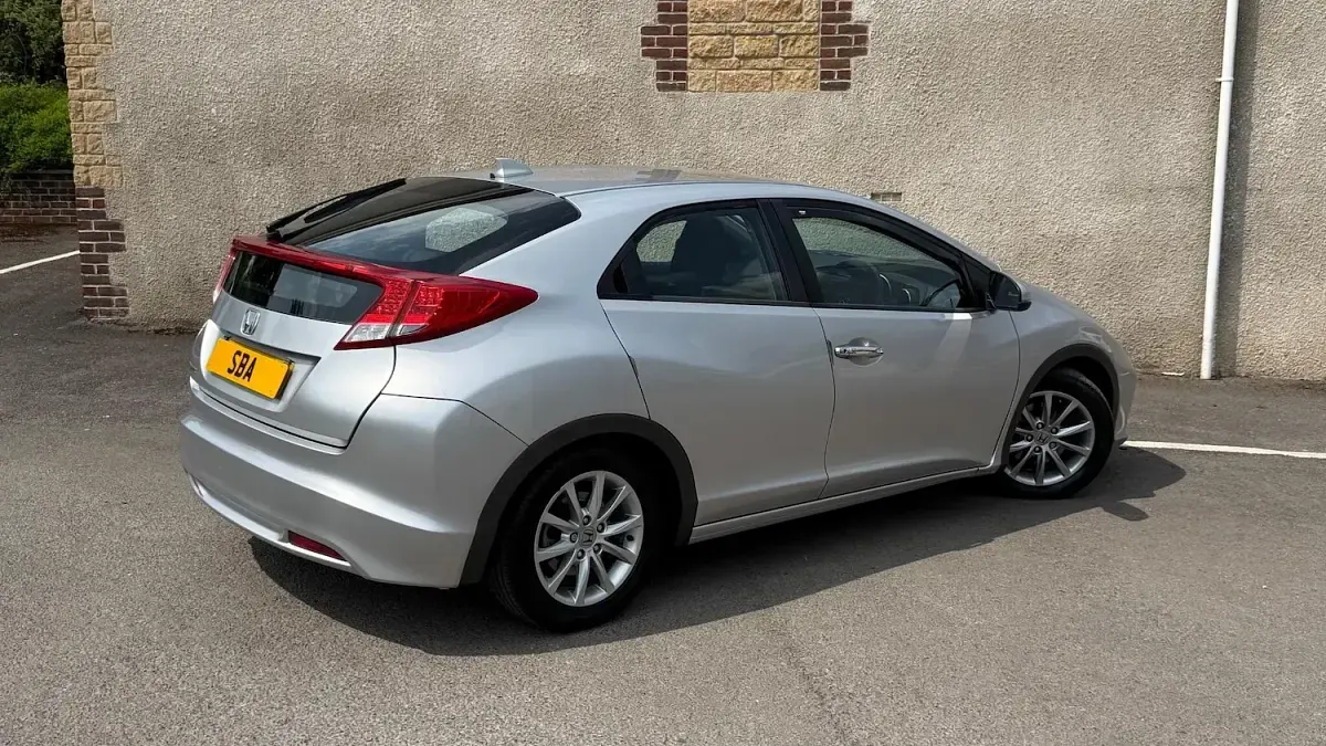 Begagnad Honda Civic ES 142 HK (104 kW) 2012 Silver Halvkombi