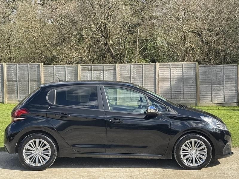 Used Peugeot 208 Signature Sky 82 HP (60 kW) 2019 Black Hatchback