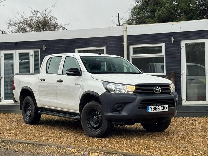 Used Toyota HiLux Active 150 HP (110 kW) 2017 White Pickup