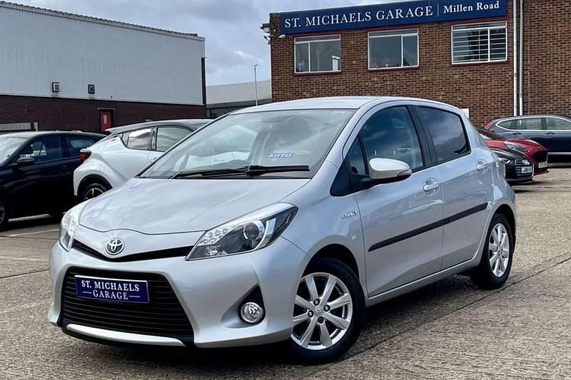 Used Toyota Yaris Hybrid T4 75 HP (55 kW) 2013 Silver Hatchback