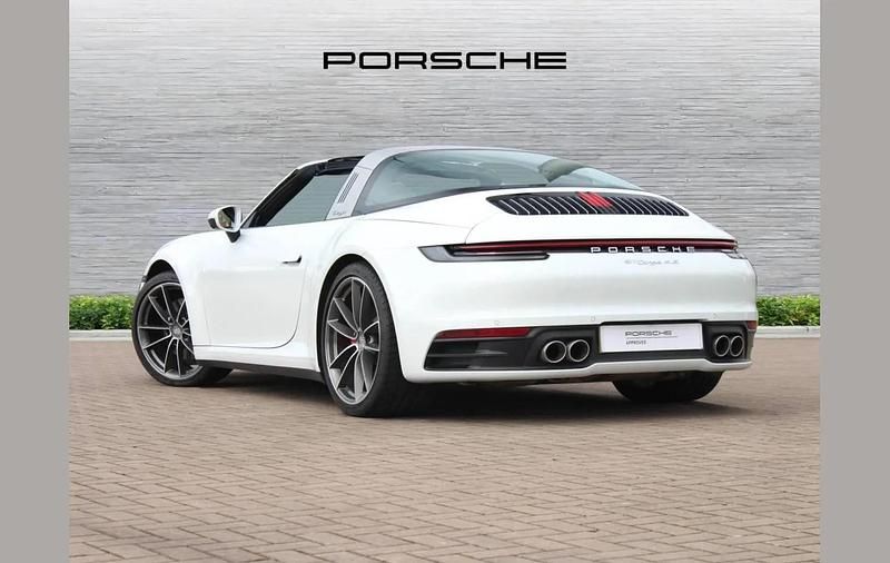 Begagnad Porsche 911 444 HK (326 kW) 2023 Vit Cab