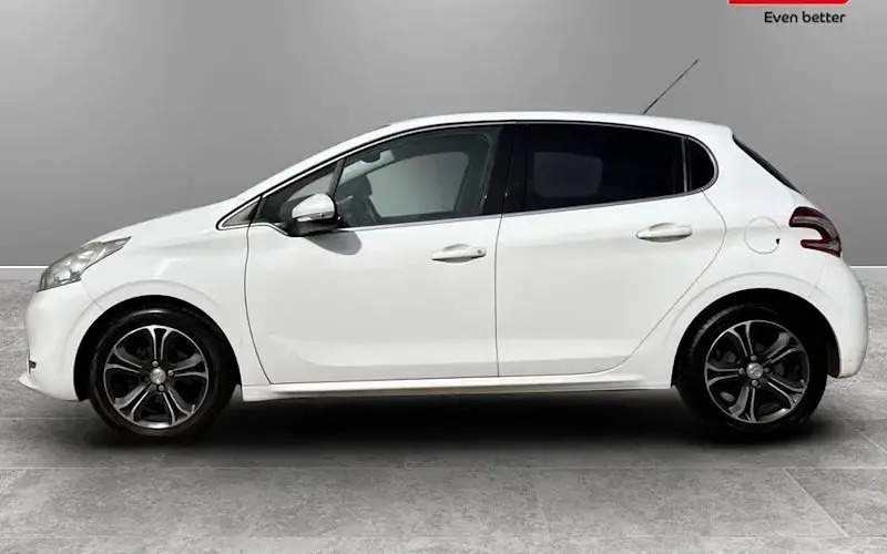 Used Peugeot 208 Allure 82 HP (60 kW) 2014 White Hatchback