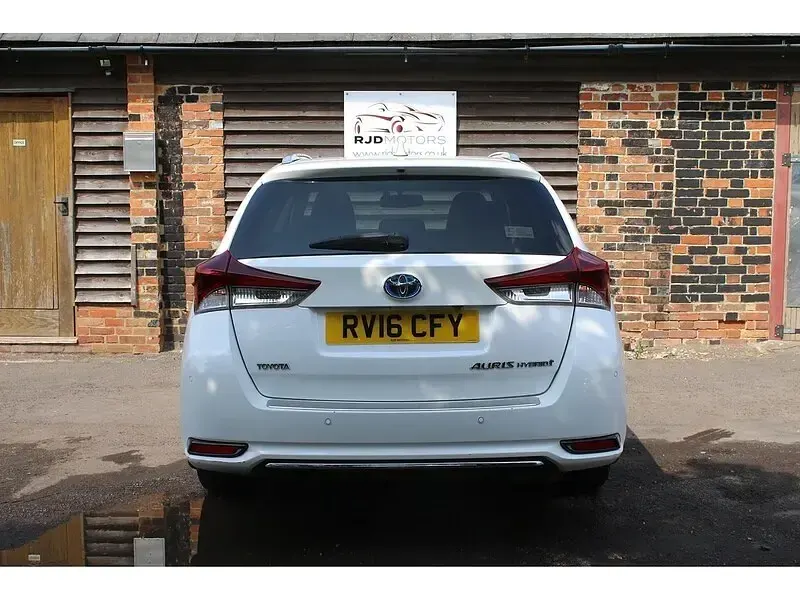 Used Toyota Auris Hybrid 2016 White Estate