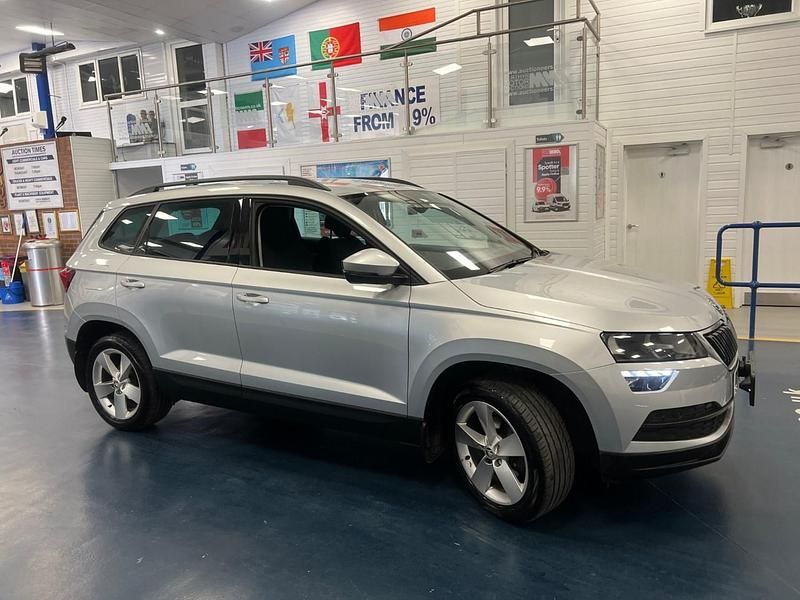 Usado Skoda Karoq SE 115 CV (84 kW) 2019 Plateado SUV