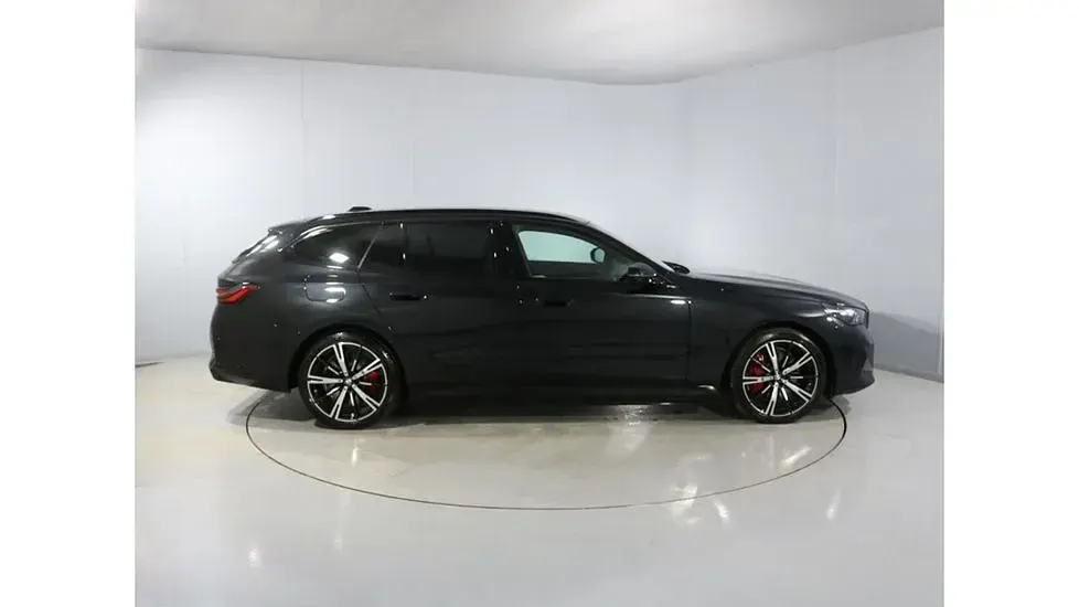 New BMW 550e M Sport 482 HP (354 kW) 2025 Black Estate