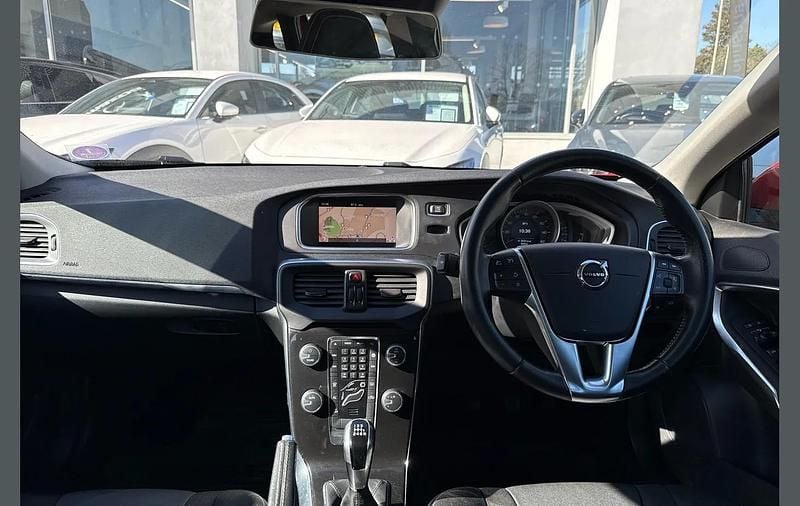 Used Volvo V40 Momentum 120 HP (88 kW) 2017 Red Hatchback