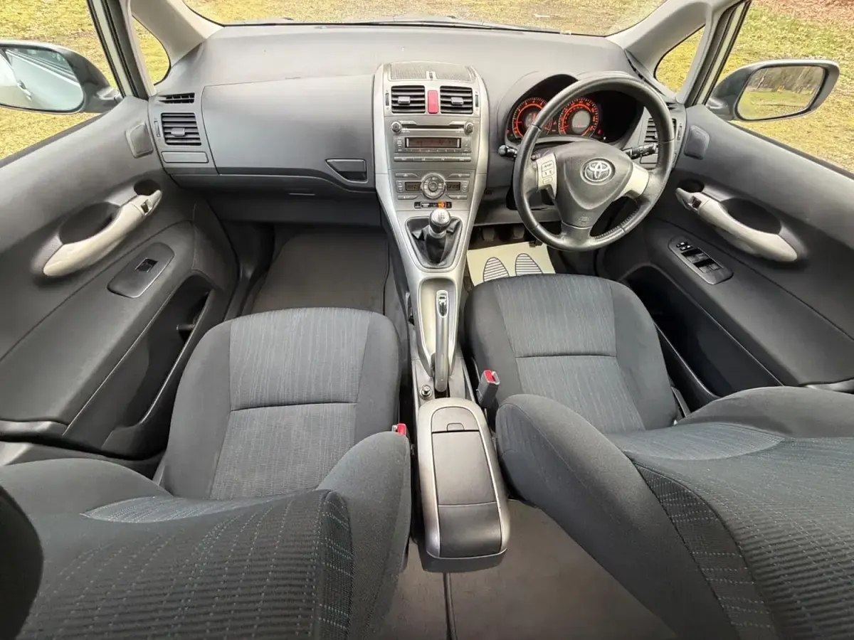Used Toyota Auris 97 HP (71 kW) 2008 Silver Hatchback