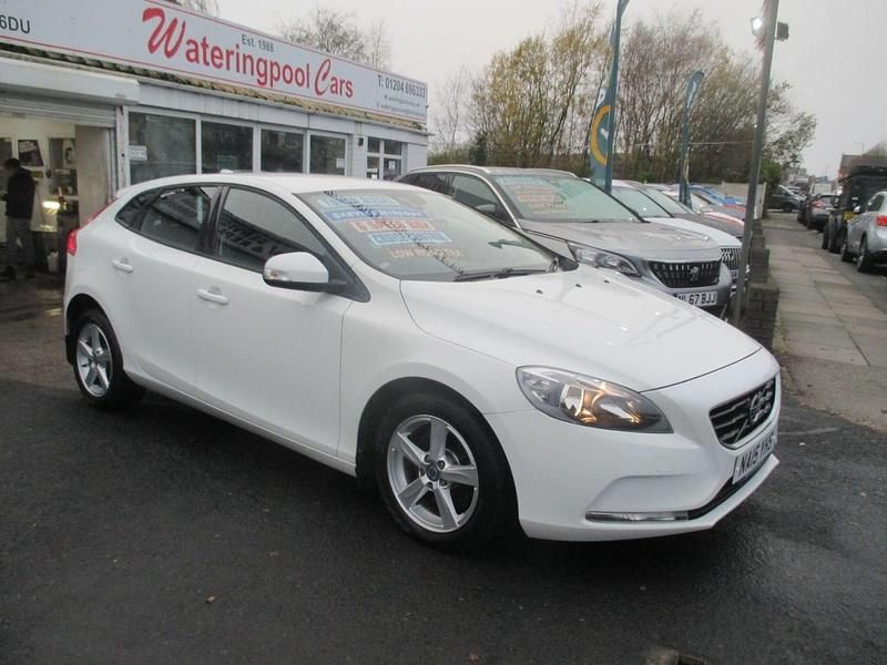 Used Volvo V40 120 HP (88 kW) 2015 White Hatchback