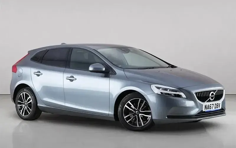 Used Volvo V40 Momentum 122 HP (89 kW) 2019 Hatchback