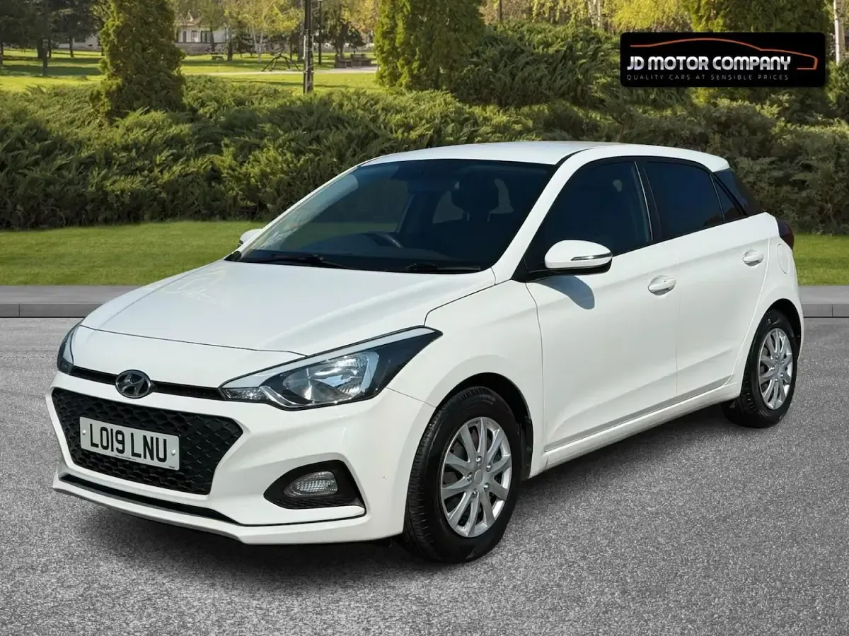 Used Hyundai i20 83 HP (61 kW) 2019 White Hatchback