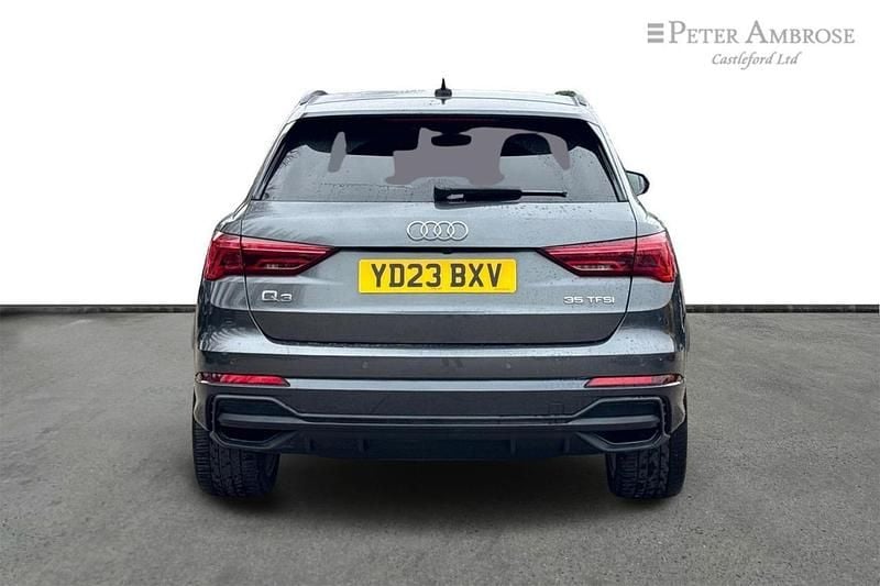 Begagnad Audi Q3 Black Edition 148 HK (108 kW) 2023 Grå SUV