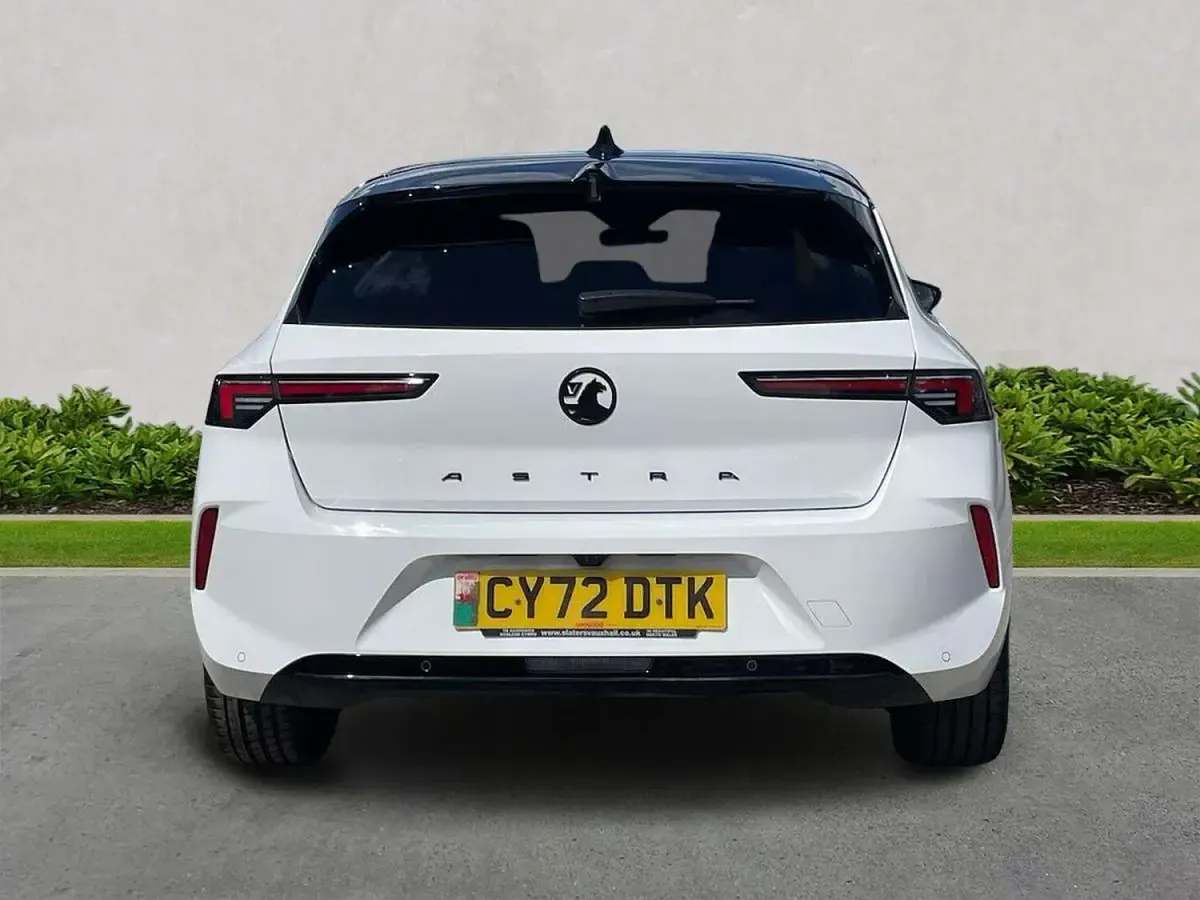 Used Vauxhall Astra GS Line 130 HP (95 kW) 2023 White Hatchback