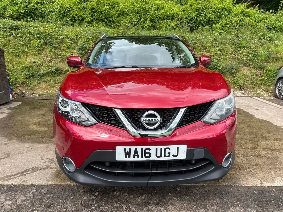 Used Nissan Qashqai N-TEC 110 HP (80 kW) 2016 Red SUV