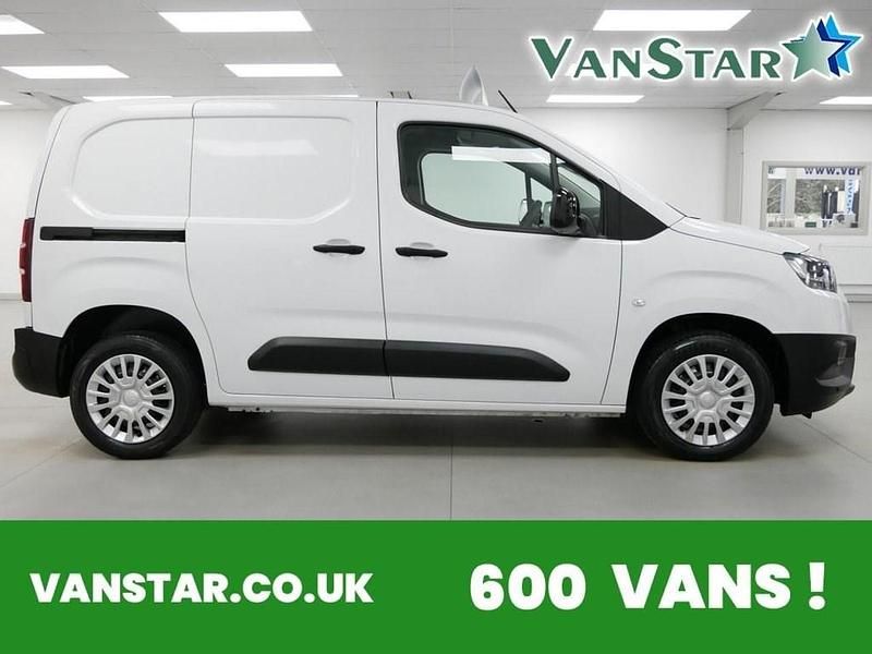 White Used 2022 Toyota Proace Edition MPV | £10,689 (Fair price) - Image 1/4