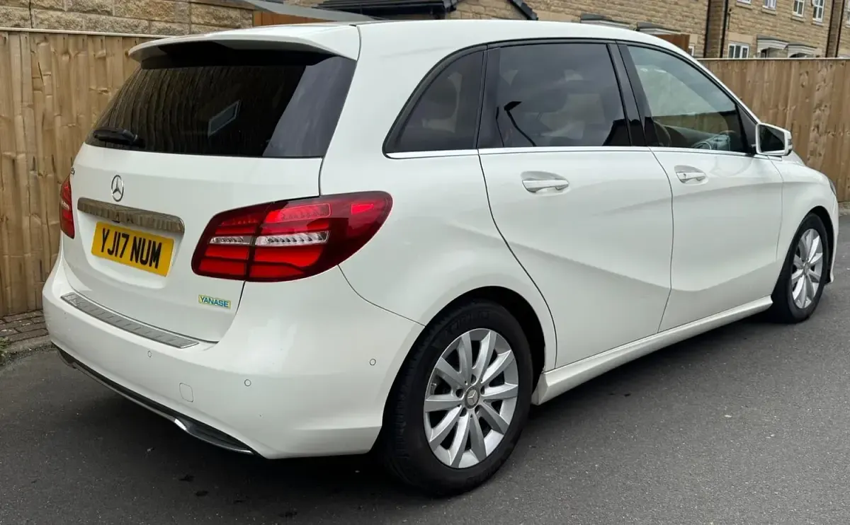 Used Mercedes B180 Executive 122 HP (89 kW) 2017 White Hatchback