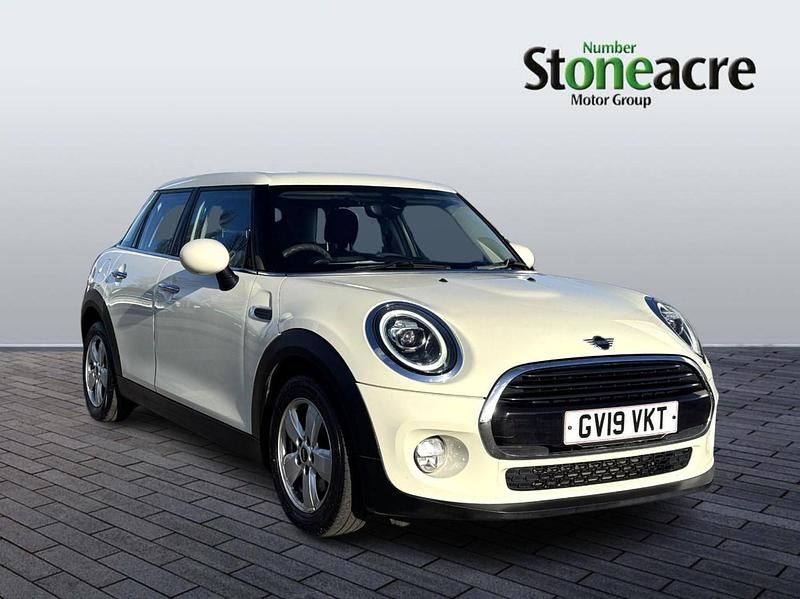 Begagnad Mini Cooper Classic 134 HK (98 kW) 2019 Vit Halvkombi