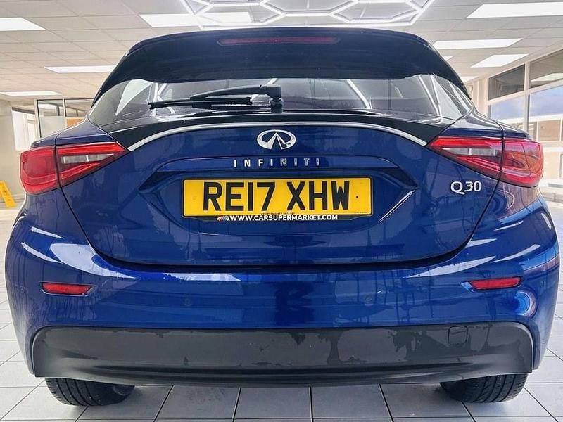 Used Infiniti Q30 109 HP (80 kW) 2017 Blue Hatchback