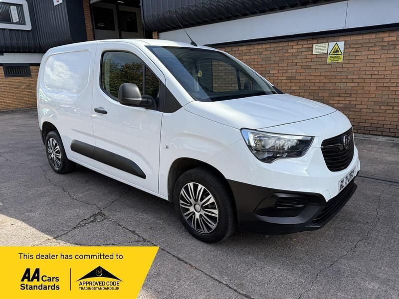 White Used 2021 Vauxhall Combo MPV | £7,295 (Good price) - Image 1/4