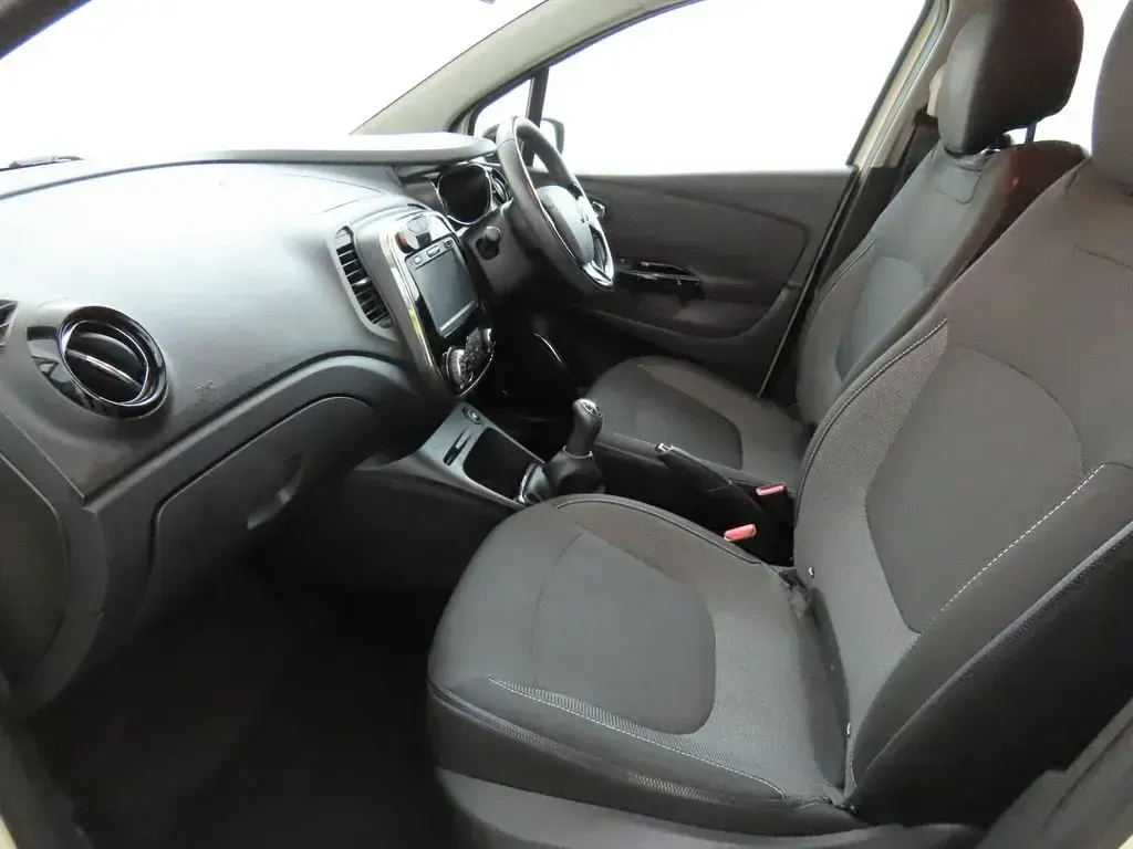 Used Renault Captur Dynamique 90 HP (66 kW) 2015 White SUV