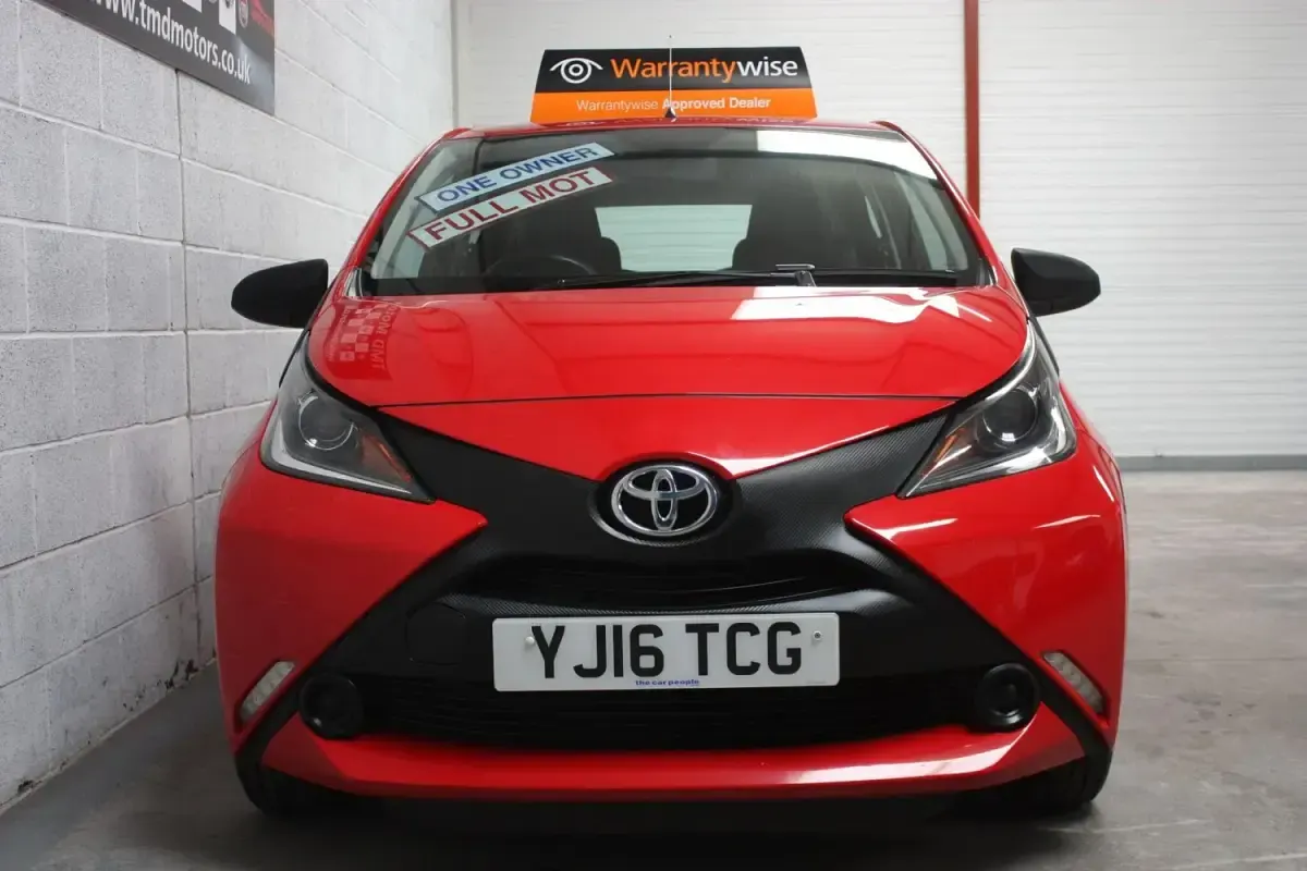 Usado Toyota Aygo 69 HP (50 kW) 2016 Vermelho Citadino
