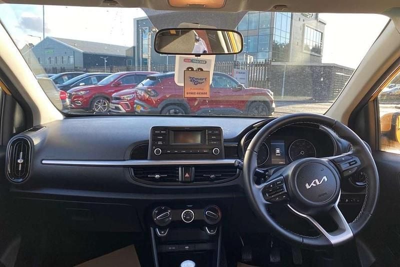 Used Kia Picanto 65 HP (47 kW) 2022 Yellow Hatchback