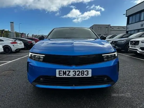 Begagnad Vauxhall Astra Design Edition 130 HK (95 kW) 2024 Blå Halvkombi