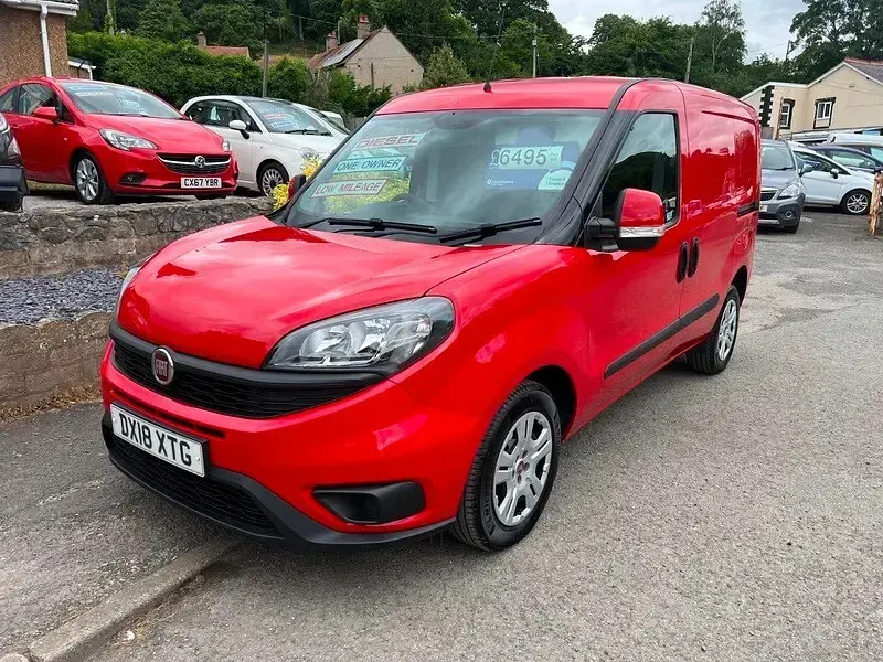 Used Fiat Doblò 95 HP (69 kW) 2018 Red MPV