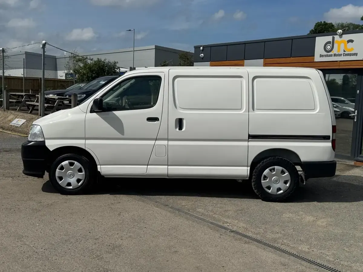 Used Toyota HiAce 95 HP (69 kW) 2011 White Van