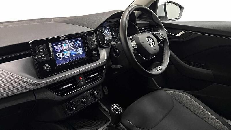 Used Skoda Kamiq 95 HP (69 kW) 2021 Moon white metallic SUV