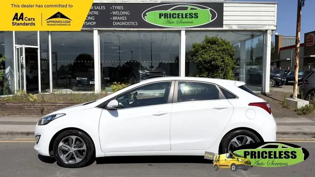 Used Hyundai i30 SE 100 HP (73 kW) 2015 White Hatchback