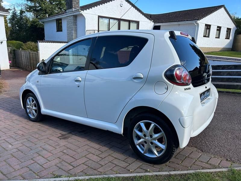 Used Toyota Aygo 68 HP (50 kW) 2013 White Hatchback