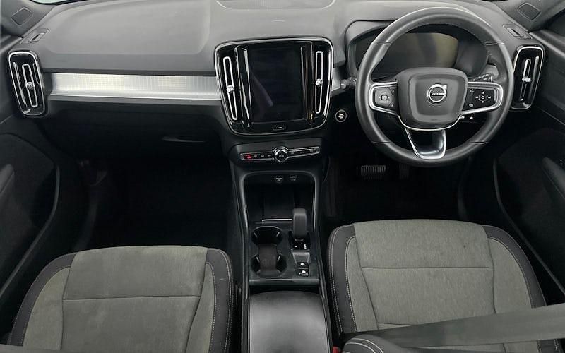 Used 2024 Volvo XC40 Core SUV | £17,692 (Super price) - Image 1/3