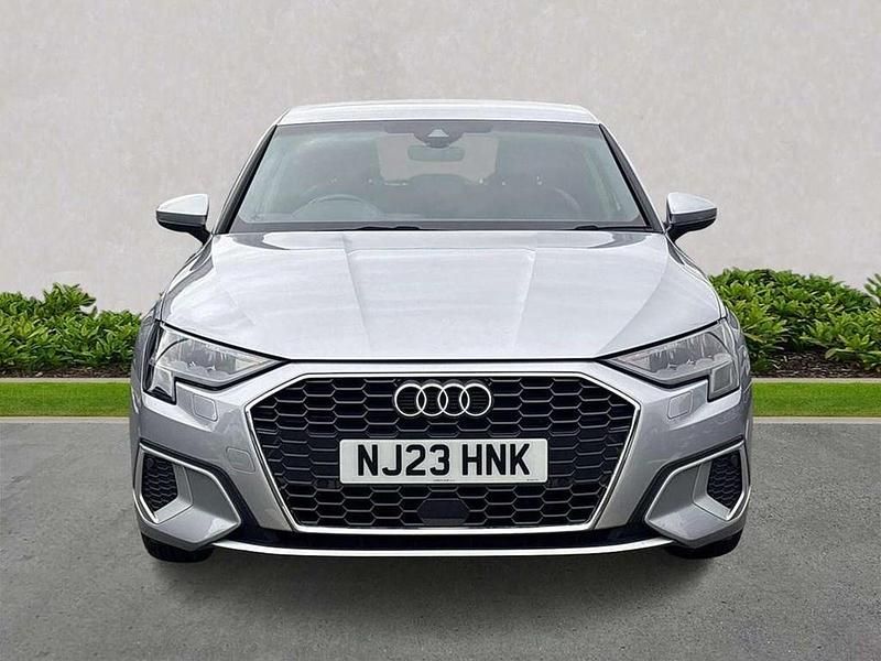 Używany Audi A3 Sport 147 KM (108 kW) 2023 Srebrny Sedan/Limuzyna
