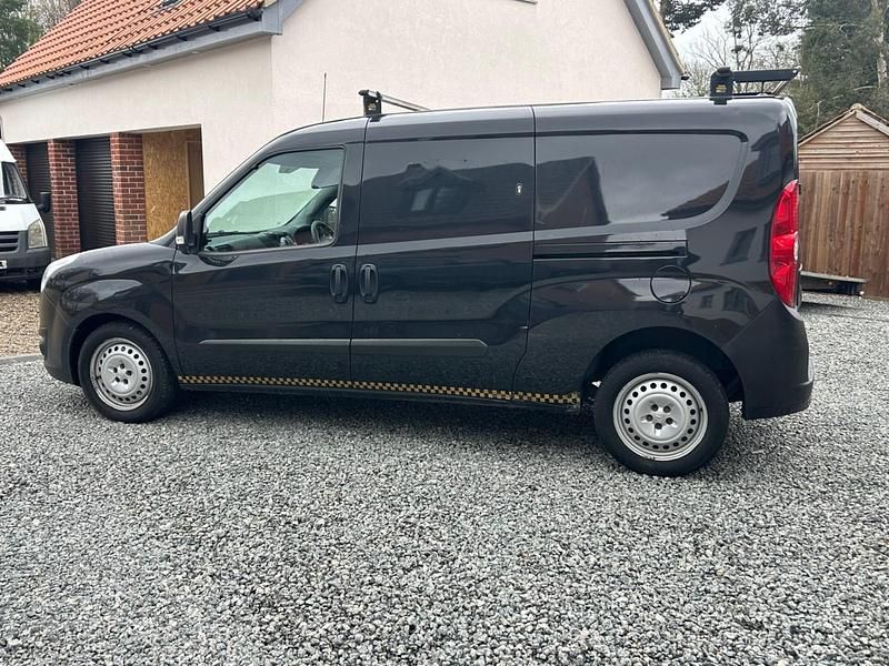 Second-hand Vauxhall Combo 105 CP (77 kW) 2017 Negru Monovolum