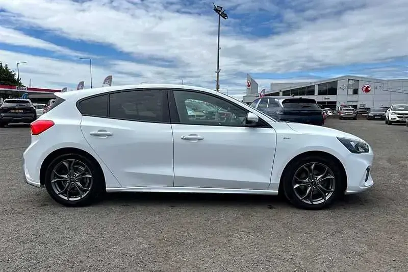 Used Ford Focus ST-Line 125 HP (91 kW) 2019 White Hatchback