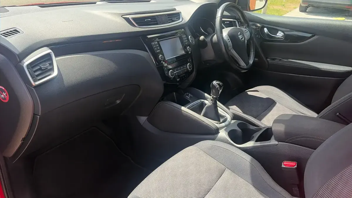 Used Nissan Qashqai N-TEC 110 HP (80 kW) 2015 Red SUV