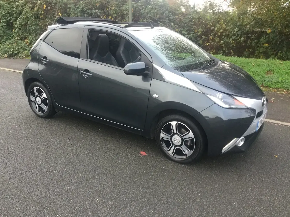 Usado Toyota Aygo X-clusiv 69 HP (50 kW) 2016 Cinzento Citadino