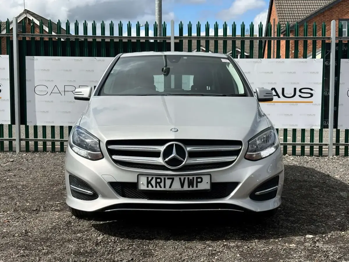Usado Mercedes B180 SE 109 HP (80 kW) 2017 Prateado Monovolume