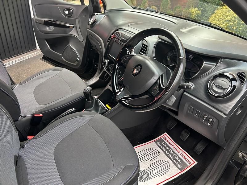 Used Renault Captur Dynamique 90 HP (66 kW) 2015 Black SUV