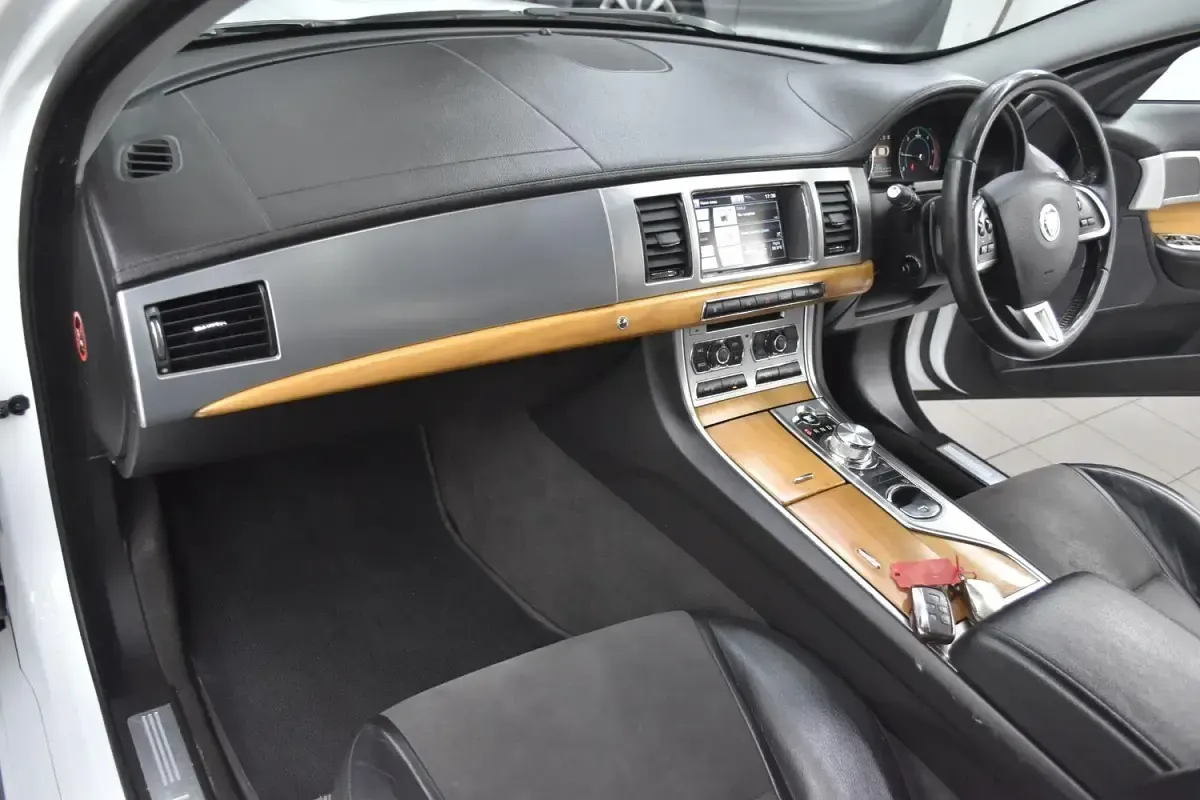 Used Jaguar XF SE 163 HP (119 kW) 2013 White Sedan