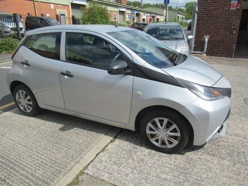 Silver Used 2015 Toyota Aygo Hatchback | £4,975 (Fair price) - Image 1/4