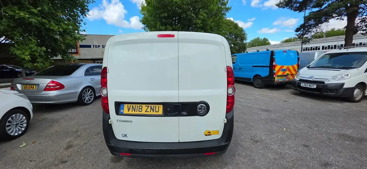 Used Vauxhall Combo S 95 HP (69 kW) 2018 White MPV