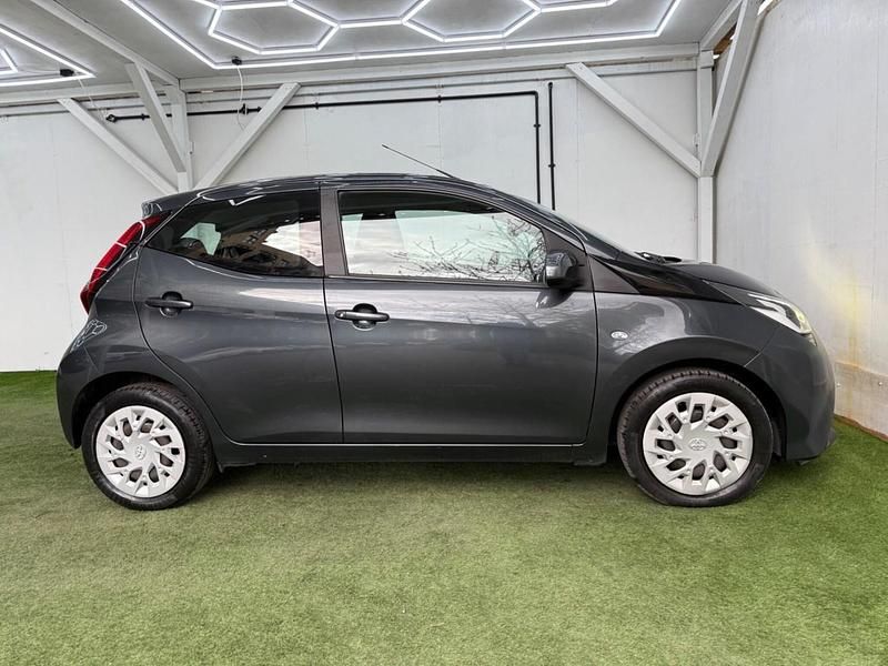 Begagnad Toyota Aygo X-play 2020 Grå Halvkombi