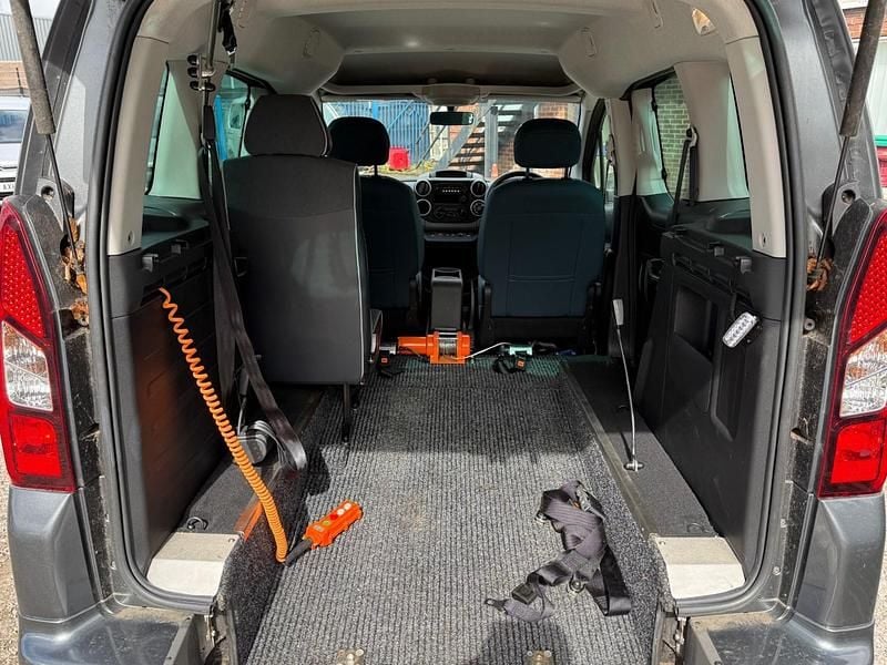 Used Citroën Berlingo Feel 100 HP (73 kW) 2018 Grey MPV