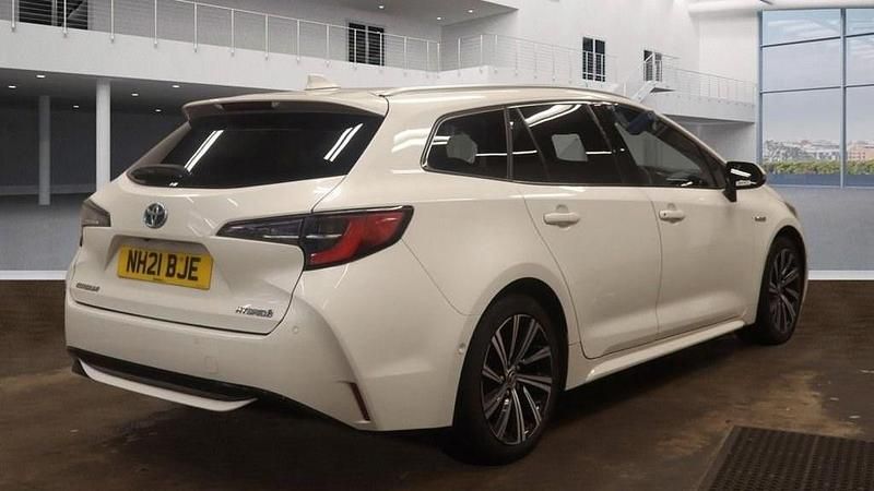 Used Toyota Corolla Design 184 HP (135 kW) 2021 White Estate