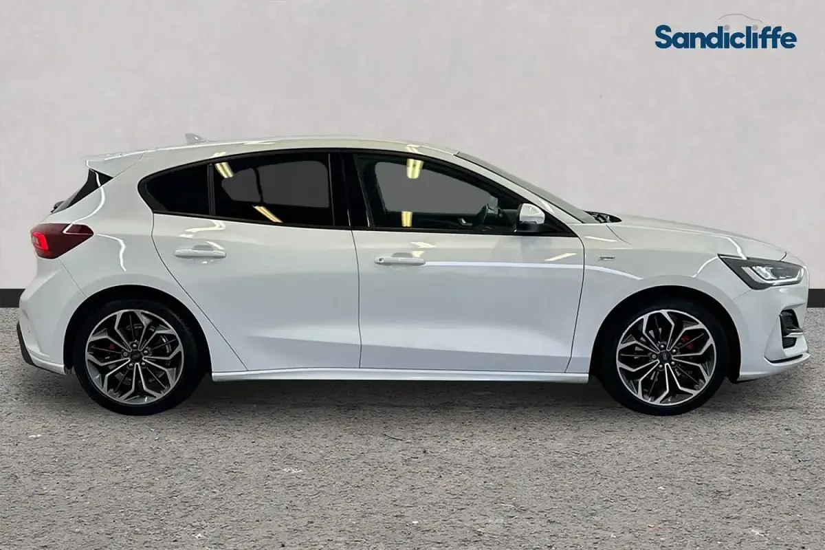Używany Ford Focus ST-Line X 155 KM (114 kW) 2023 Biały Hatchback