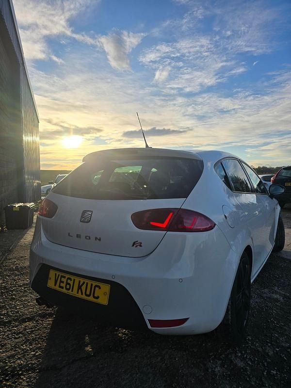 Begagnad Seat Leon FR 170 HK (125 kW) 2011 Vit Halvkombi