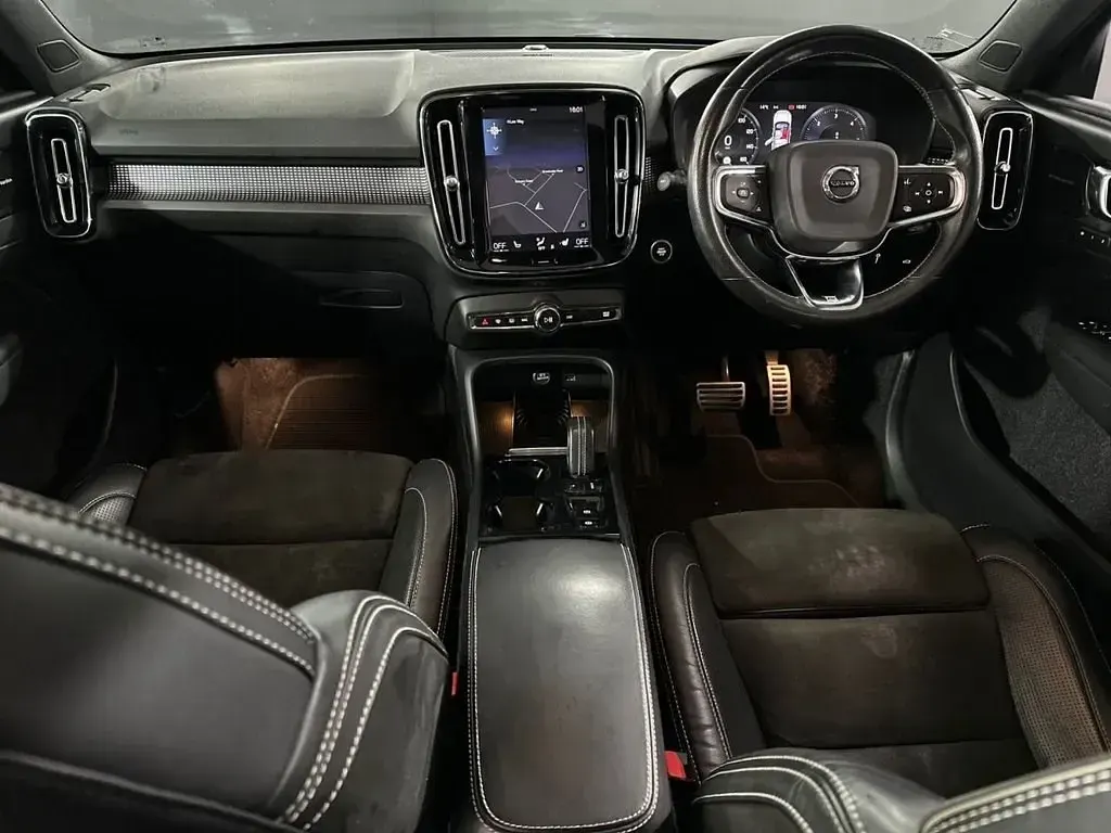 Usado Volvo XC40 190 HP (139 kW) 2018 Cinzento SUV