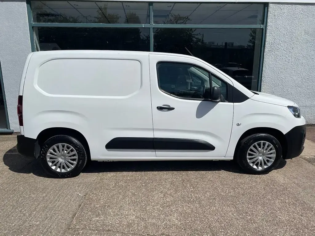Used Citroën Berlingo 75 HP (55 kW) 2019 White MPV